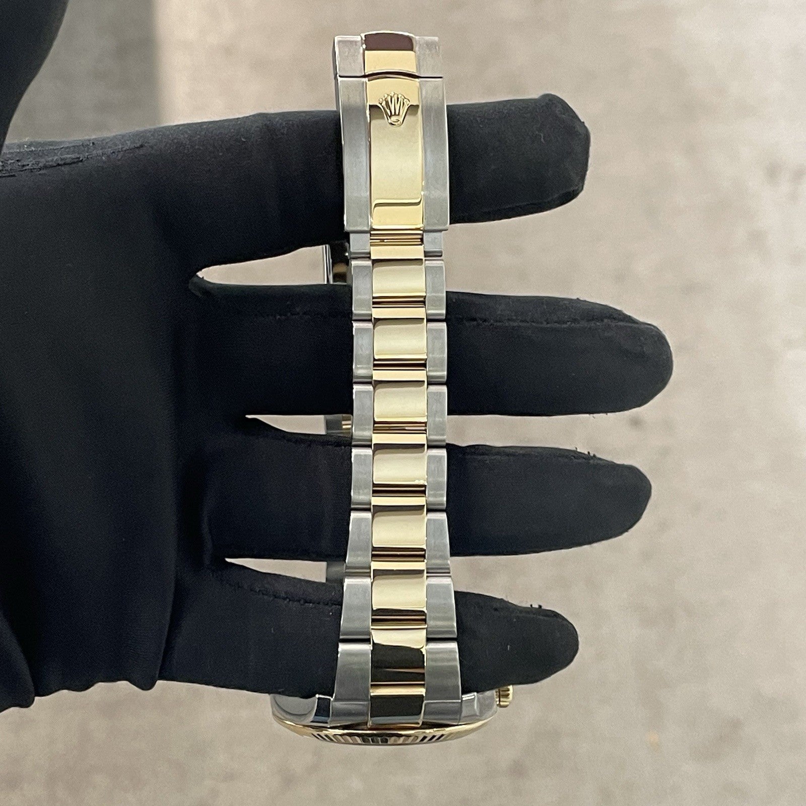 ROLEX DATEJUST 41mm BLACK DIAL YELLOW GOLD STEEL FLUTED BEZEL ref: 126333