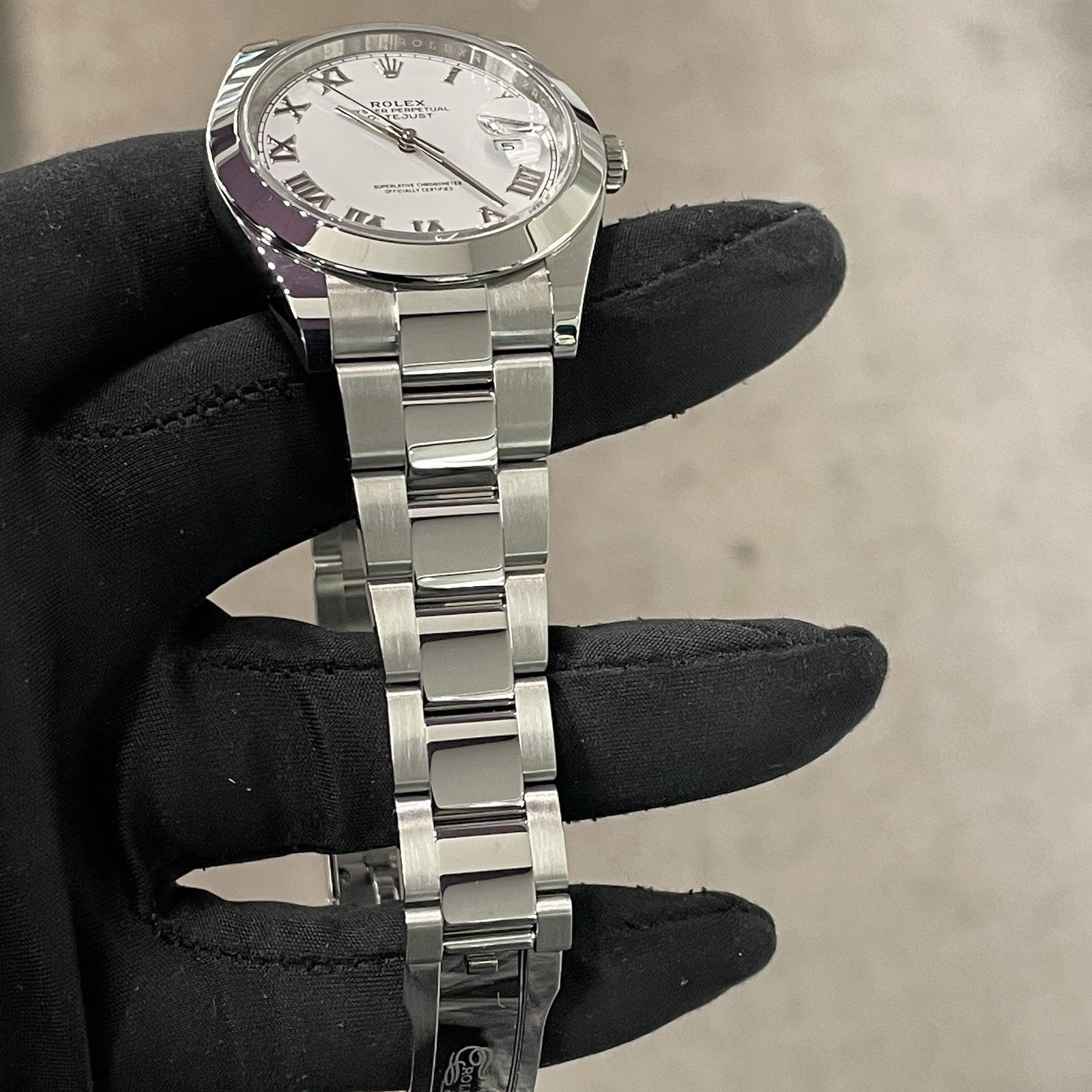 ROLEX DATEJUST 41mm WHITE ROMAN DIAL OYSTERSTEEL SMOOTH BEZEL ref: 126300