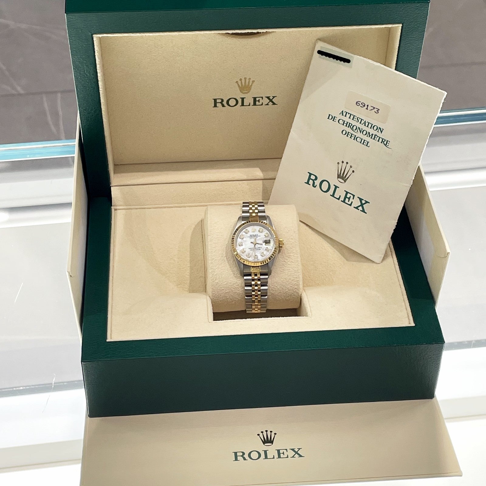 ROLEX LADY-DATEJUST 26mm MOTHER OF PEARL DIAL FLUTED BEZEL JUBILEE ref: 69173