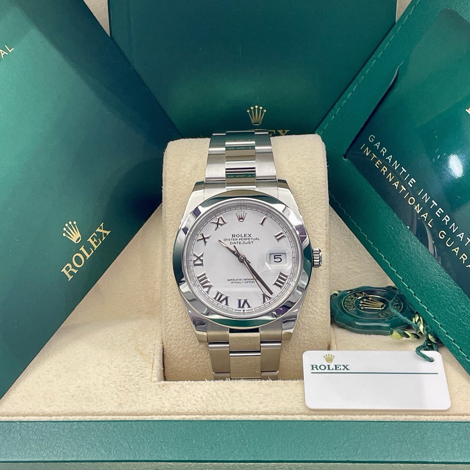 ROLEX DATEJUST 41mm WHITE ROMAN DIAL OYSTERSTEEL SMOOTH BEZEL ref: 126300
