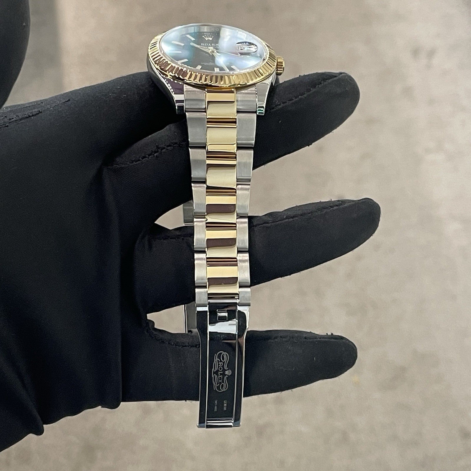 ROLEX DATEJUST 41mm BLACK DIAL YELLOW GOLD STEEL FLUTED BEZEL ref: 126333