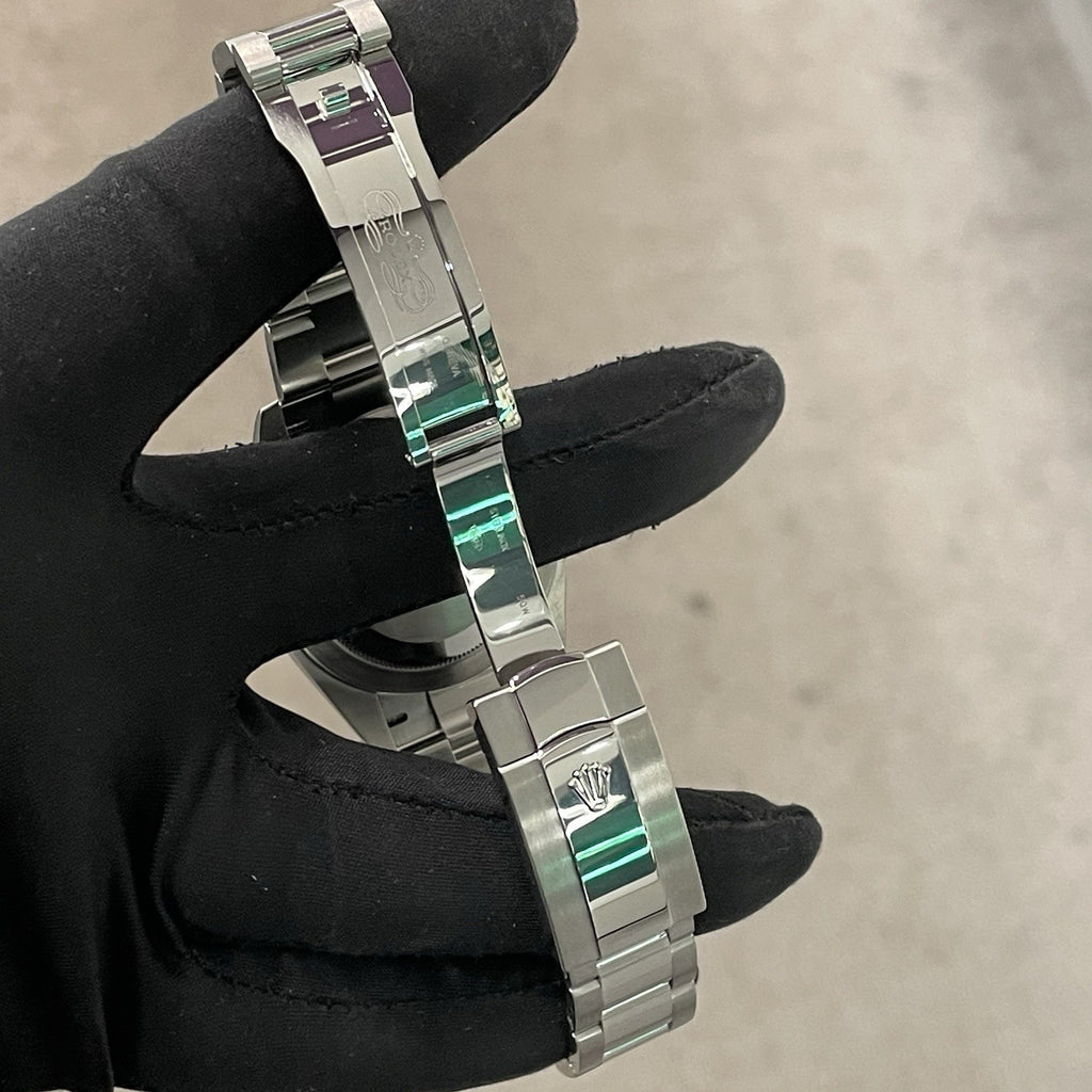 ROLEX DATEJUST 41mm WHITE ROMAN DIAL OYSTERSTEEL SMOOTH BEZEL ref: 126300