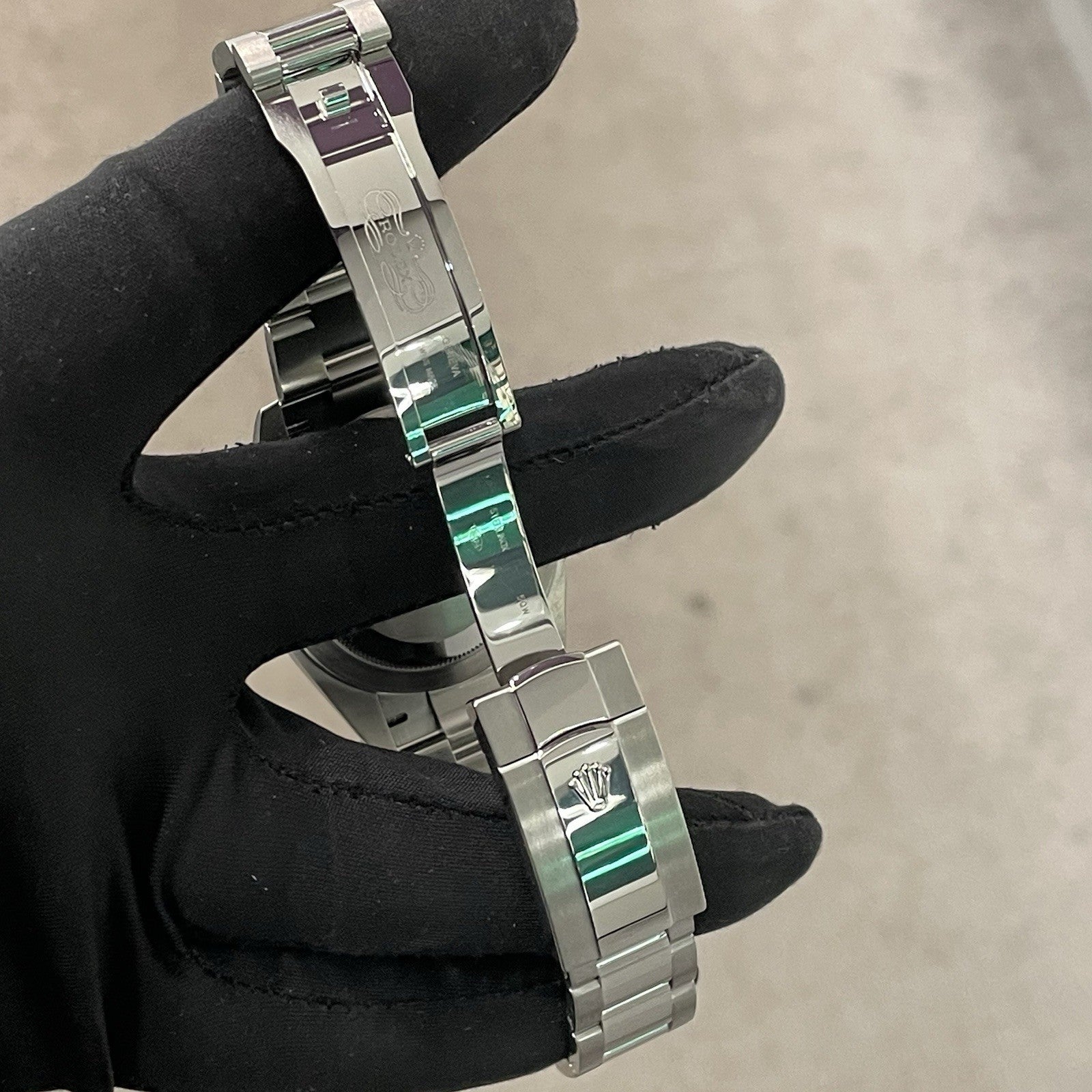 ROLEX DATEJUST 41mm WHITE ROMAN DIAL OYSTERSTEEL SMOOTH BEZEL ref: 126300