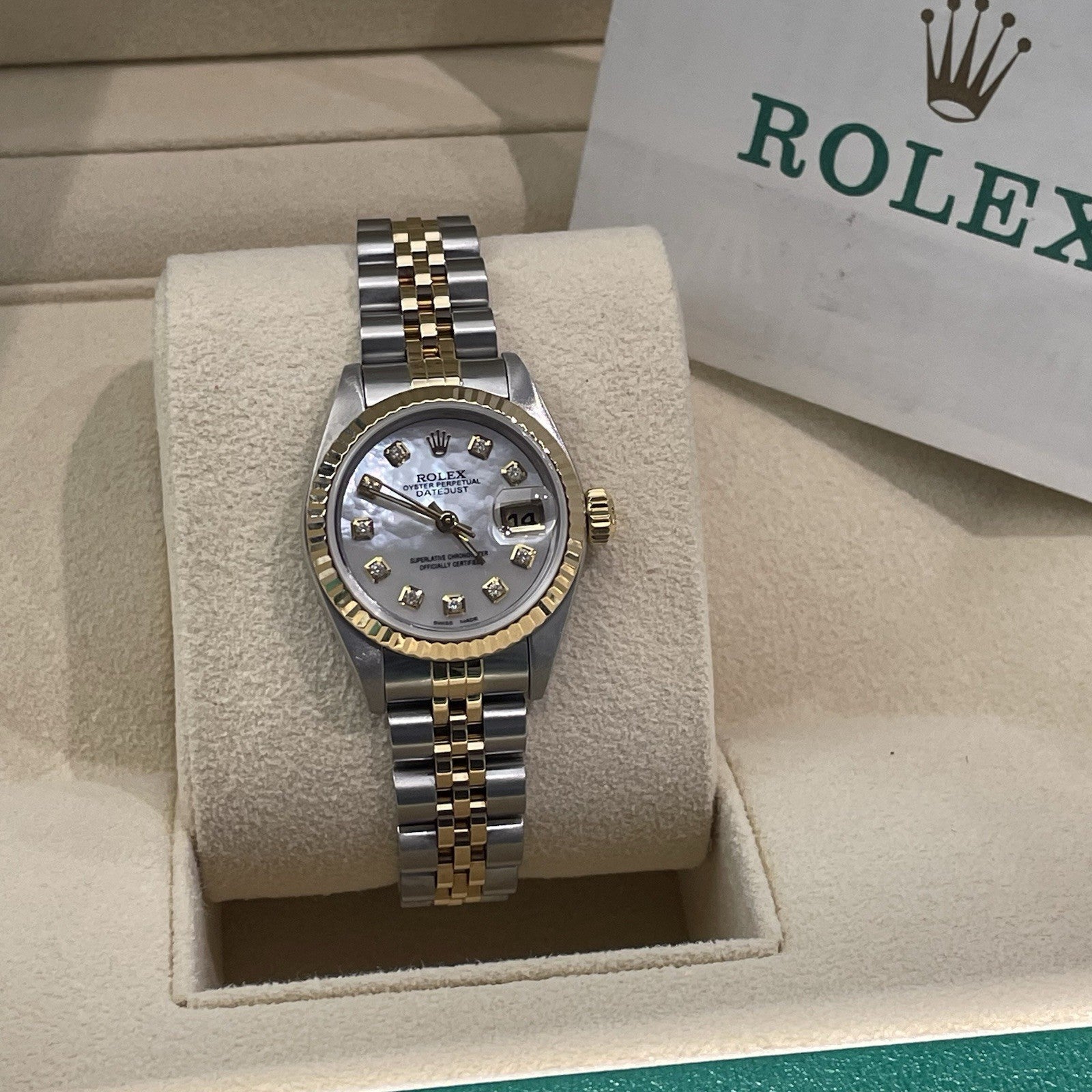 ROLEX LADY-DATEJUST 26mm MOTHER OF PEARL DIAL FLUTED BEZEL JUBILEE ref: 79173