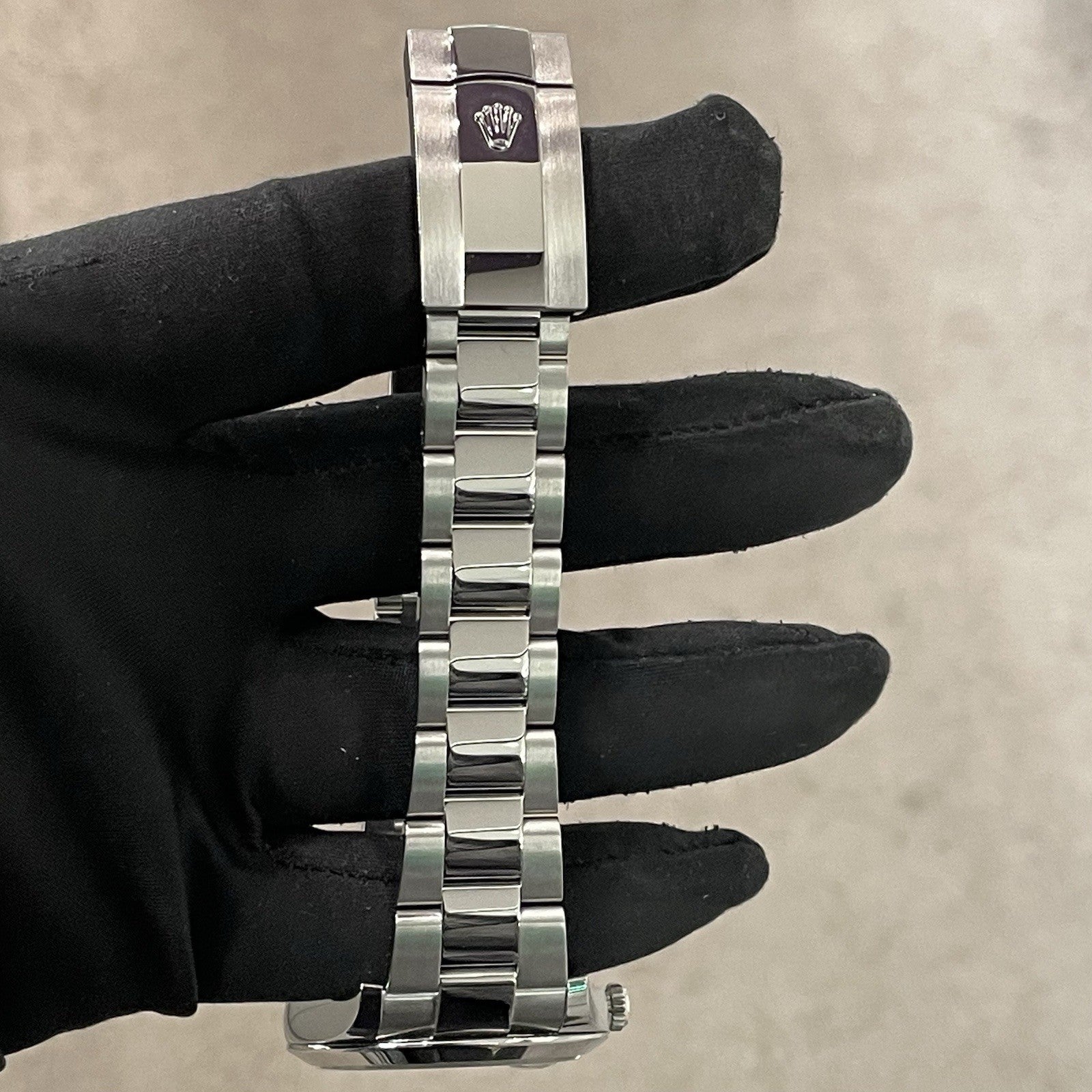 ROLEX DATEJUST 41mm WHITE ROMAN DIAL OYSTERSTEEL SMOOTH BEZEL ref: 126300