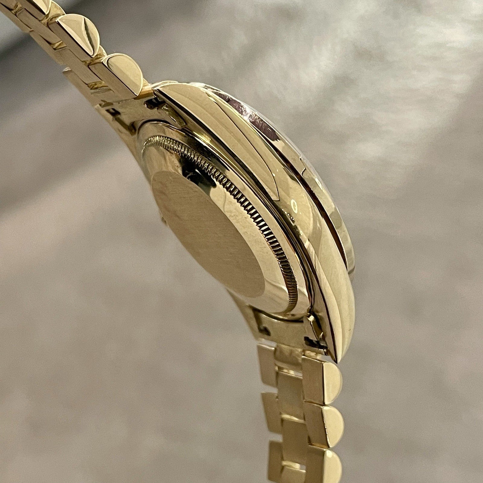 ROLEX DAY-DATE 36 WHITE ROMAN DIAL YELLOW GOLD PRESIDENTIAL DIA BEZEL ref: 18238