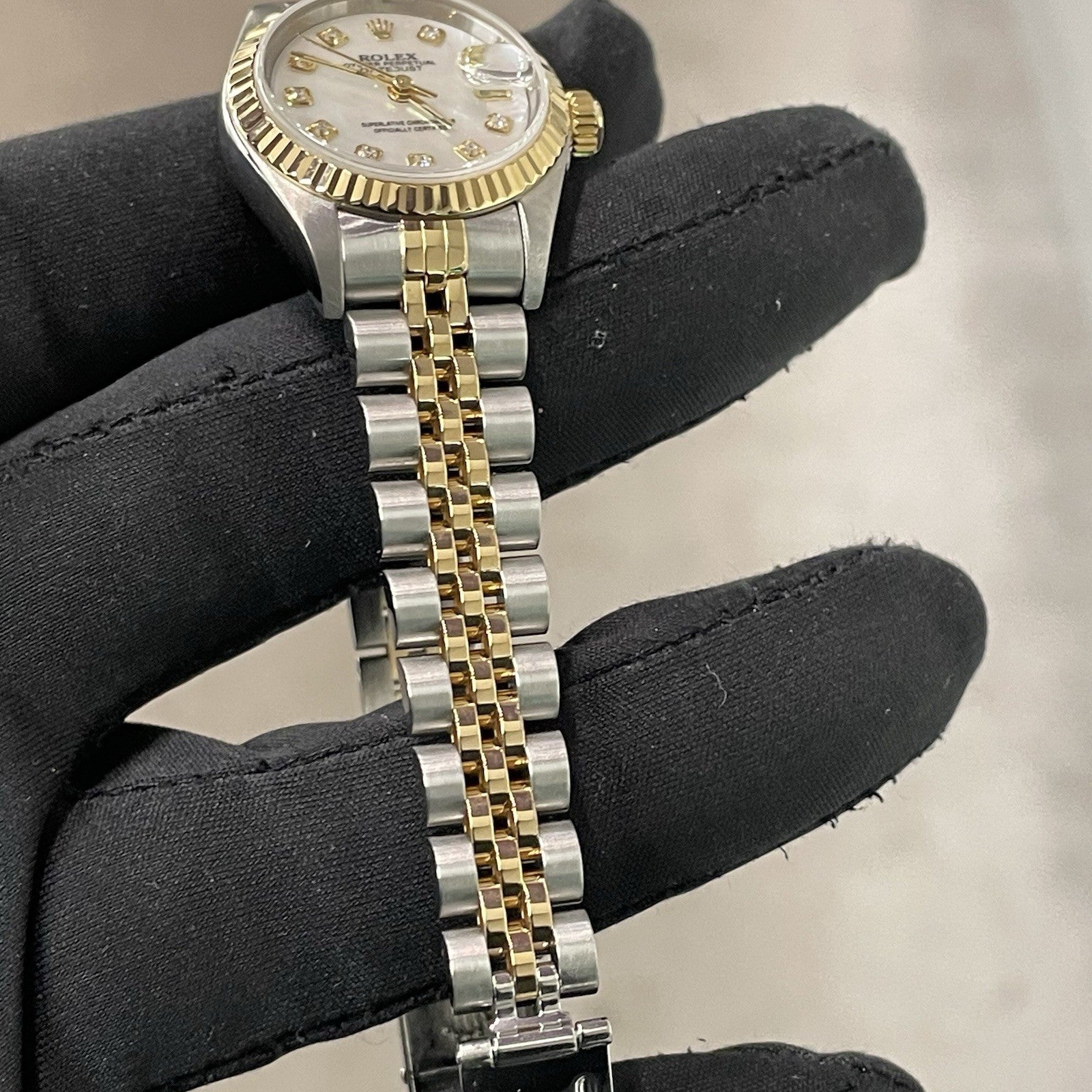 ROLEX LADY-DATEJUST 26mm MOTHER OF PEARL DIAL FLUTED BEZEL JUBILEE ref: 79173